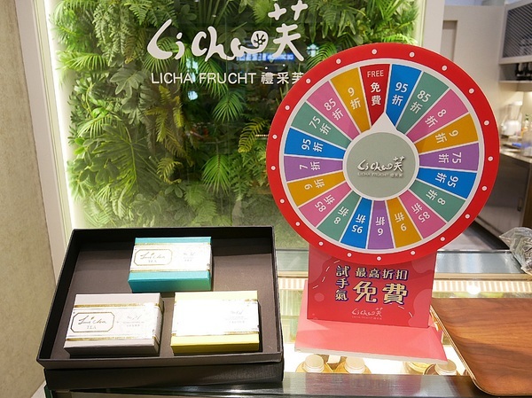 禮采芙：禮采芙-台北西門飲品  家樂福1樓繽紛網美店  以台灣在地茶葉搭配新鮮水果  還有超牽絲的巧巴達三明治  下午茶時間就來這邊報到吧