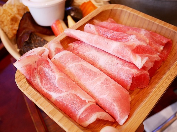 樂食府 人文茶食館:樂食府-南投埔里簡餐鍋物 假日到山上踏青郊遊後很值得拜訪的聚餐餐廳 鄰近地母廟、18度C巧克力