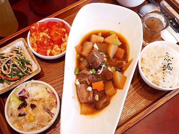 樂食府 人文茶食館:樂食府-南投埔里簡餐鍋物 假日到山上踏青郊遊後很值得拜訪的聚餐餐廳 鄰近地母廟、18度C巧克力