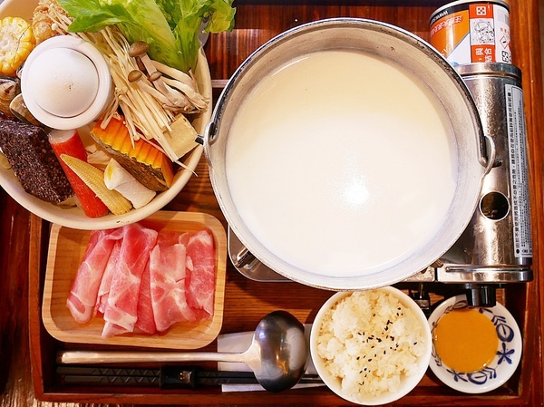 樂食府 人文茶食館:樂食府-南投埔里簡餐鍋物 假日到山上踏青郊遊後很值得拜訪的聚餐餐廳 鄰近地母廟、18度C巧克力