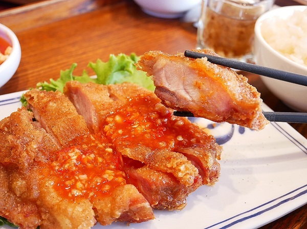 樂食府 人文茶食館:樂食府-南投埔里簡餐鍋物 假日到山上踏青郊遊後很值得拜訪的聚餐餐廳 鄰近地母廟、18度C巧克力
