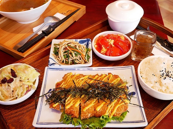 樂食府 人文茶食館:樂食府-南投埔里簡餐鍋物 假日到山上踏青郊遊後很值得拜訪的聚餐餐廳 鄰近地母廟、18度C巧克力