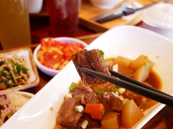 樂食府 人文茶食館:樂食府-南投埔里簡餐鍋物 假日到山上踏青郊遊後很值得拜訪的聚餐餐廳 鄰近地母廟、18度C巧克力