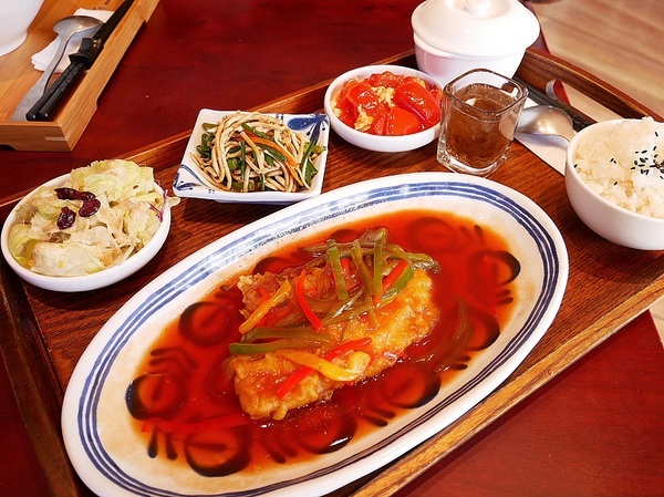 樂食府 人文茶食館:樂食府-南投埔里簡餐鍋物 假日到山上踏青郊遊後很值得拜訪的聚餐餐廳 鄰近地母廟、18度C巧克力