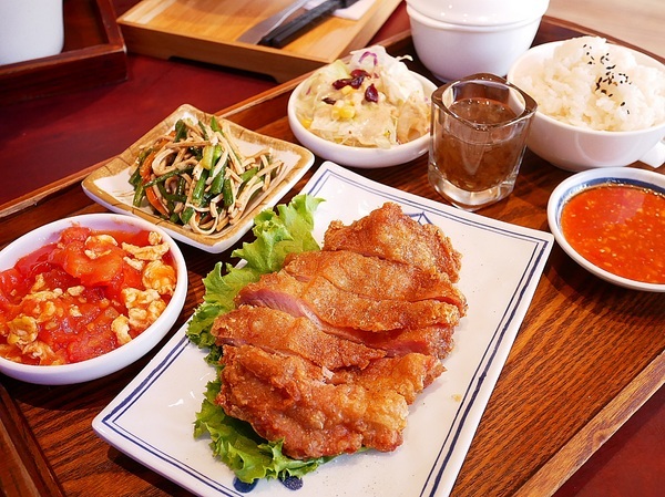 樂食府 人文茶食館:樂食府-南投埔里簡餐鍋物 假日到山上踏青郊遊後很值得拜訪的聚餐餐廳 鄰近地母廟、18度C巧克力