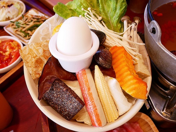 樂食府 人文茶食館:樂食府-南投埔里簡餐鍋物 假日到山上踏青郊遊後很值得拜訪的聚餐餐廳 鄰近地母廟、18度C巧克力