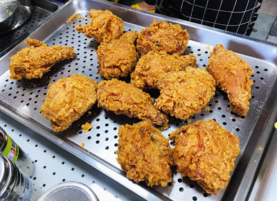 [台南美食] 那只雞台南中華店｜金黃酥脆的炸物點心！扛霸雞腿、三節翅、香汁雞腿排、薯條、摩札芝士條、洋蔥圈、卡樂洋芋片、地瓜球、拔絲起司球、小芋球、芋泥QQ卷...徹底滿足午後嘴饞的欲望！