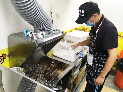 [台南美食] 那只雞台南中華店｜金黃酥脆的炸物點心！扛霸雞腿、三節翅、香汁雞腿排、薯條、摩札芝士條、洋蔥圈、卡樂洋芋片、地瓜球、拔絲起司球、小芋球、芋泥QQ卷...徹底滿足午後嘴饞的欲望！