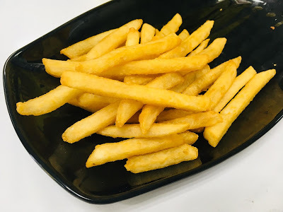 [台南美食] 那只雞台南中華店｜金黃酥脆的炸物點心！扛霸雞腿、三節翅、香汁雞腿排、薯條、摩札芝士條、洋蔥圈、卡樂洋芋片、地瓜球、拔絲起司球、小芋球、芋泥QQ卷...徹底滿足午後嘴饞的欲望！