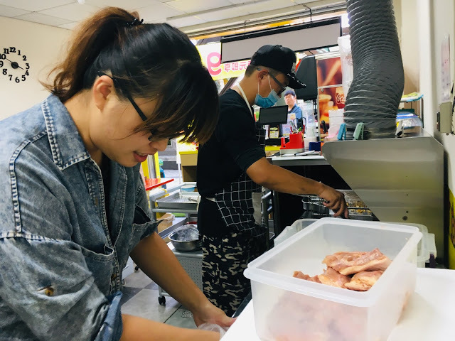 [台南美食] 那只雞台南中華店｜金黃酥脆的炸物點心！扛霸雞腿、三節翅、香汁雞腿排、薯條、摩札芝士條、洋蔥圈、卡樂洋芋片、地瓜球、拔絲起司球、小芋球、芋泥QQ卷...徹底滿足午後嘴饞的欲望！