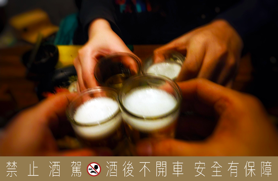 百威,金尊啤酒,百威金尊,我不是他媽媽,飛鏢酒吧,運動酒吧,新莊美食,環狀線美食,敬真我,陳奕迅,夜唱,歡唱,ktv,美食百搭,不宿醉啤酒