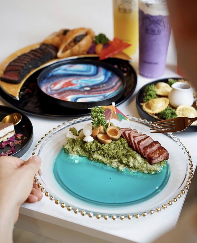 台北公館商圈巷弄這間『BFF Gossip Brunch』，主打精緻浮誇料理，上桌先拍照準沒錯！三五好友聚餐、情侶約會很適合～ - 阿華田的美食日記