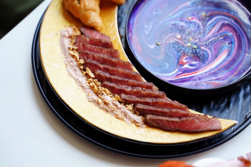 台北公館商圈巷弄這間『BFF Gossip Brunch』，主打精緻浮誇料理，上桌先拍照準沒錯！三五好友聚餐、情侶約會很適合～ - 阿華田的美食日記