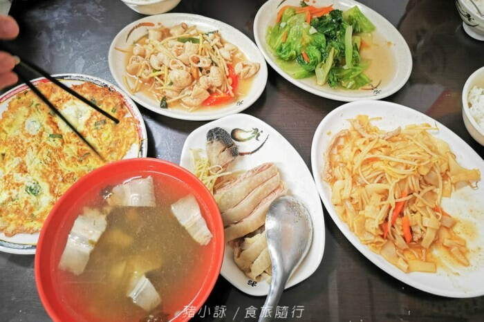 花蓮。玉里》新興街燒餅店。玉里知名早餐。辣椒豆干燒餅有創意