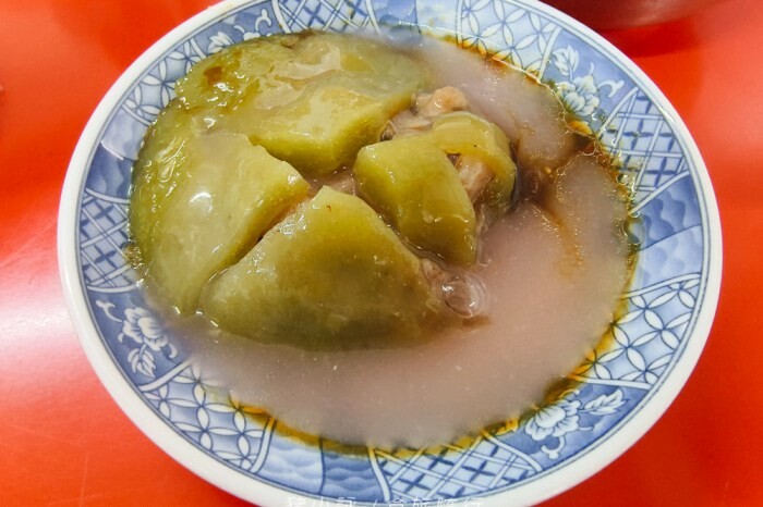 花蓮。玉里》新興街燒餅店。玉里知名早餐。辣椒豆干燒餅有創意