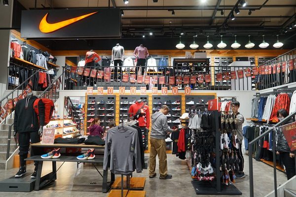 摩曼頓(太平二店)：台中一中街買球鞋 摩曼頓太平二店 運動品牌服飾用品齊全 還有超優惠活動滿額抽機票獎與家電