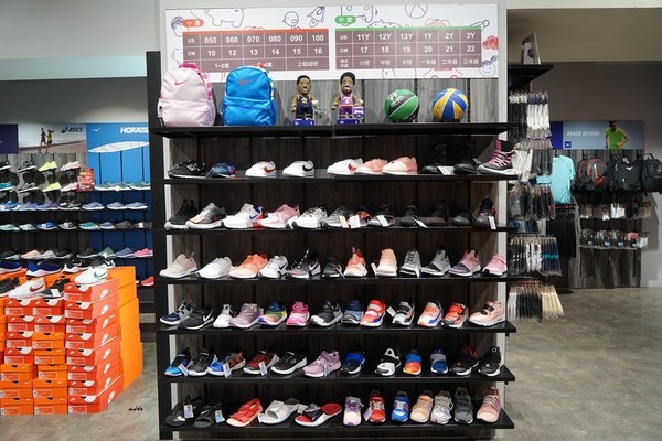 摩曼頓(太平二店)：台中一中街買球鞋 摩曼頓太平二店 運動品牌服飾用品齊全 還有超優惠活動滿額抽機票獎與家電