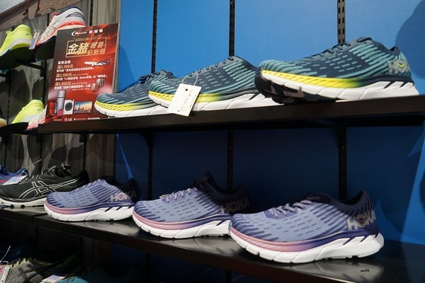 摩曼頓(太平二店)：台中一中街買球鞋 摩曼頓太平二店 運動品牌服飾用品齊全 還有超優惠活動滿額抽機票獎與家電