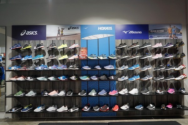 摩曼頓(太平二店)：台中一中街買球鞋 摩曼頓太平二店 運動品牌服飾用品齊全 還有超優惠活動滿額抽機票獎與家電