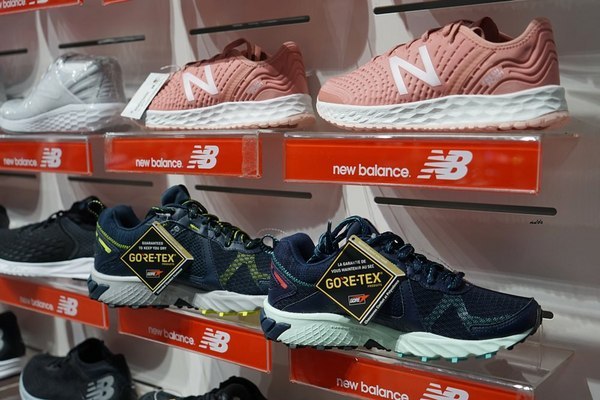 摩曼頓(太平二店)：台中一中街買球鞋 摩曼頓太平二店 運動品牌服飾用品齊全 還有超優惠活動滿額抽機票獎與家電