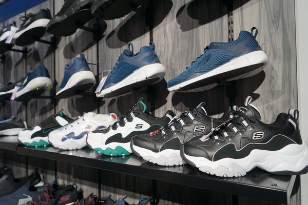 摩曼頓(太平二店)：台中一中街買球鞋 摩曼頓太平二店 運動品牌服飾用品齊全 還有超優惠活動滿額抽機票獎與家電