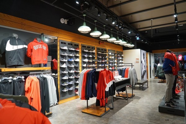 摩曼頓(太平二店)：台中一中街買球鞋 摩曼頓太平二店 運動品牌服飾用品齊全 還有超優惠活動滿額抽機票獎與家電