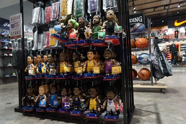 摩曼頓(太平二店)：台中一中街買球鞋 摩曼頓太平二店 運動品牌服飾用品齊全 還有超優惠活動滿額抽機票獎與家電