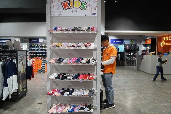 摩曼頓(太平二店)：台中一中街買球鞋 摩曼頓太平二店 運動品牌服飾用品齊全 還有超優惠活動滿額抽機票獎與家電