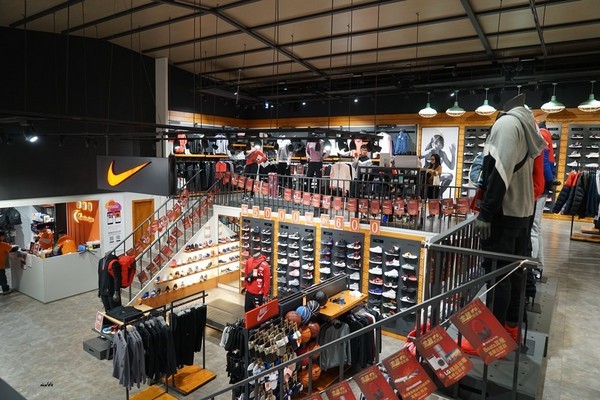 摩曼頓(太平二店)：台中一中街買球鞋 摩曼頓太平二店 運動品牌服飾用品齊全 還有超優惠活動滿額抽機票獎與家電