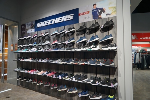 摩曼頓(太平二店)：台中一中街買球鞋 摩曼頓太平二店 運動品牌服飾用品齊全 還有超優惠活動滿額抽機票獎與家電