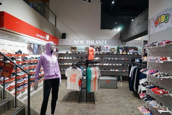 摩曼頓(太平二店)：台中一中街買球鞋 摩曼頓太平二店 運動品牌服飾用品齊全 還有超優惠活動滿額抽機票獎與家電