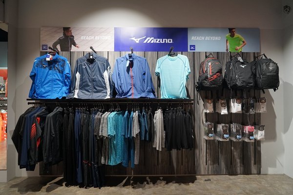 摩曼頓(太平二店)：台中一中街買球鞋 摩曼頓太平二店 運動品牌服飾用品齊全 還有超優惠活動滿額抽機票獎與家電