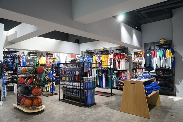 摩曼頓(太平二店)：台中一中街買球鞋 摩曼頓太平二店 運動品牌服飾用品齊全 還有超優惠活動滿額抽機票獎與家電