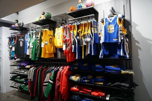 摩曼頓(太平二店)：台中一中街買球鞋 摩曼頓太平二店 運動品牌服飾用品齊全 還有超優惠活動滿額抽機票獎與家電