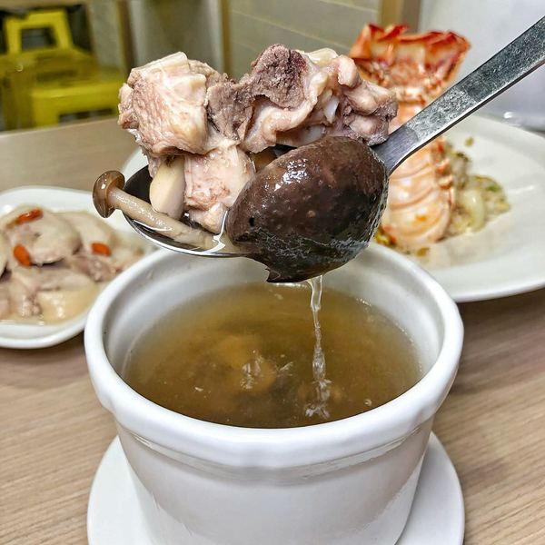 飯大廚醬炒世界:台中炒飯【飯大廚醬炒世界】原來炒飯可以這麼豪華了!直接加入龍蝦/鮑魚/松露 讓你也能享受低調奢華的台灣小吃