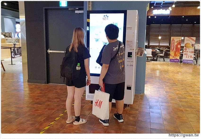 藏在秀泰裡的冰淇淋販賣機！假日排隊才能買到，每款限量25盒，錯過只能等補貨囉～