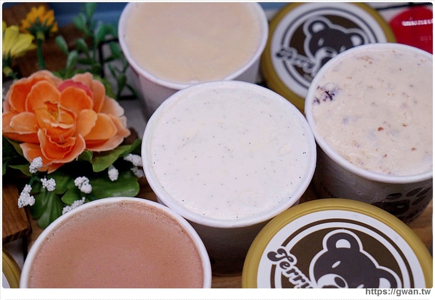 藏在秀泰裡的冰淇淋販賣機！假日排隊才能買到，每款限量25盒，錯過只能等補貨囉～