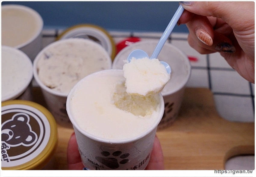 藏在秀泰裡的冰淇淋販賣機！假日排隊才能買到，每款限量25盒，錯過只能等補貨囉～