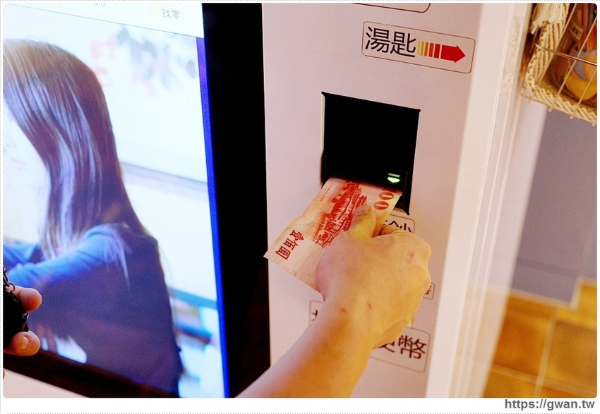 藏在秀泰裡的冰淇淋販賣機！假日排隊才能買到，每款限量25盒，錯過只能等補貨囉～