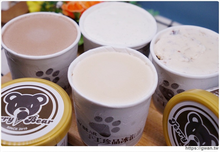 藏在秀泰裡的冰淇淋販賣機！假日排隊才能買到，每款限量25盒，錯過只能等補貨囉～