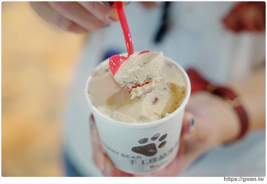 藏在秀泰裡的冰淇淋販賣機！假日排隊才能買到，每款限量25盒，錯過只能等補貨囉～