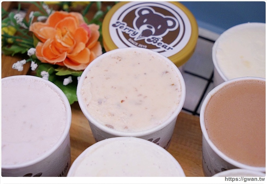 藏在秀泰裡的冰淇淋販賣機！假日排隊才能買到，每款限量25盒，錯過只能等補貨囉～