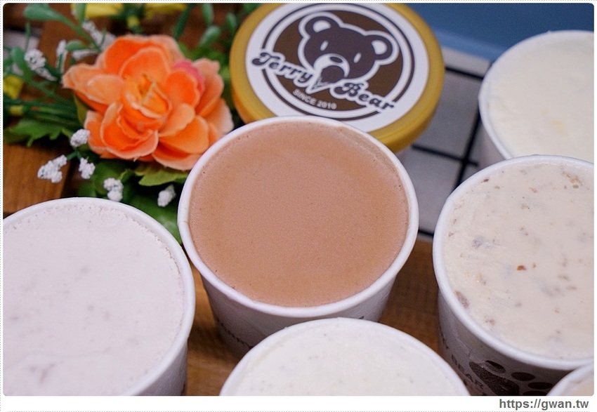 藏在秀泰裡的冰淇淋販賣機！假日排隊才能買到，每款限量25盒，錯過只能等補貨囉～