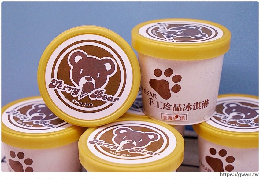 藏在秀泰裡的冰淇淋販賣機！假日排隊才能買到，每款限量25盒，錯過只能等補貨囉～
