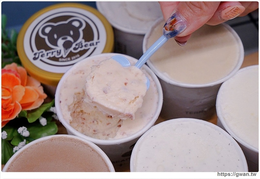 藏在秀泰裡的冰淇淋販賣機！假日排隊才能買到，每款限量25盒，錯過只能等補貨囉～