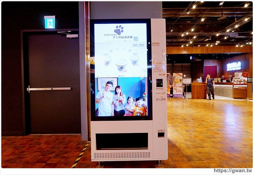 藏在秀泰裡的冰淇淋販賣機！假日排隊才能買到，每款限量25盒，錯過只能等補貨囉～