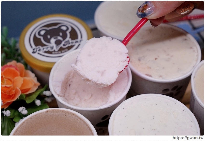 藏在秀泰裡的冰淇淋販賣機！假日排隊才能買到，每款限量25盒，錯過只能等補貨囉～