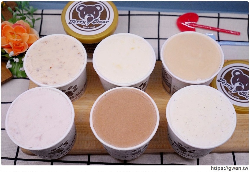 藏在秀泰裡的冰淇淋販賣機！假日排隊才能買到，每款限量25盒，錯過只能等補貨囉～