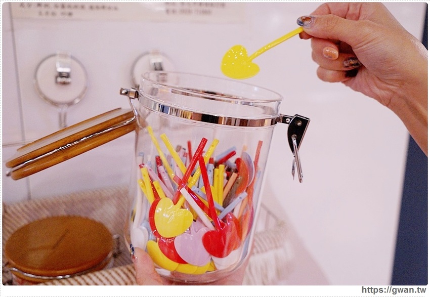 藏在秀泰裡的冰淇淋販賣機！假日排隊才能買到，每款限量25盒，錯過只能等補貨囉～