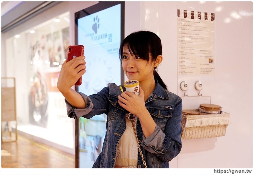 藏在秀泰裡的冰淇淋販賣機！假日排隊才能買到，每款限量25盒，錯過只能等補貨囉～